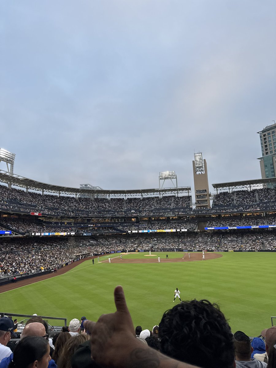 2 tix for tonight’s game 

Sec 133

$10 for the pair