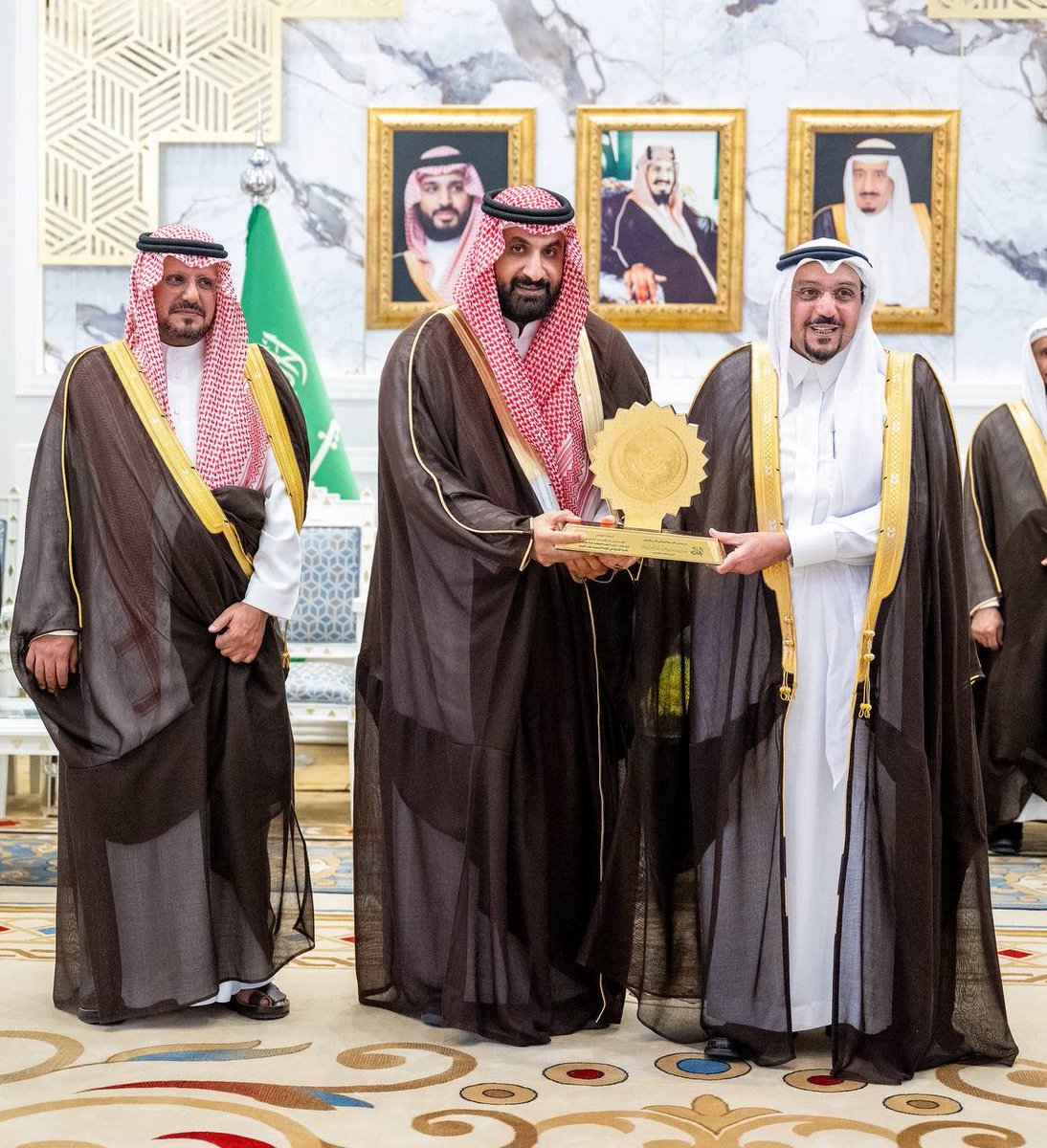 EmarahAlQassim's tweet image. سمو #أمير_منطقة_القصيم يكرّم رئيس مجلس إدارة شركة دفاع المتحدة الأستاذ رياض الزامل ، والشريك المؤسس الرئيس التنفيذي للتكنولوجيا بالشركة المهندس فهد الشمري ، تقديرا لجهودهما ودورهما في تحقيق مستهدفات الصناعات الوطنية بالمنطقة .