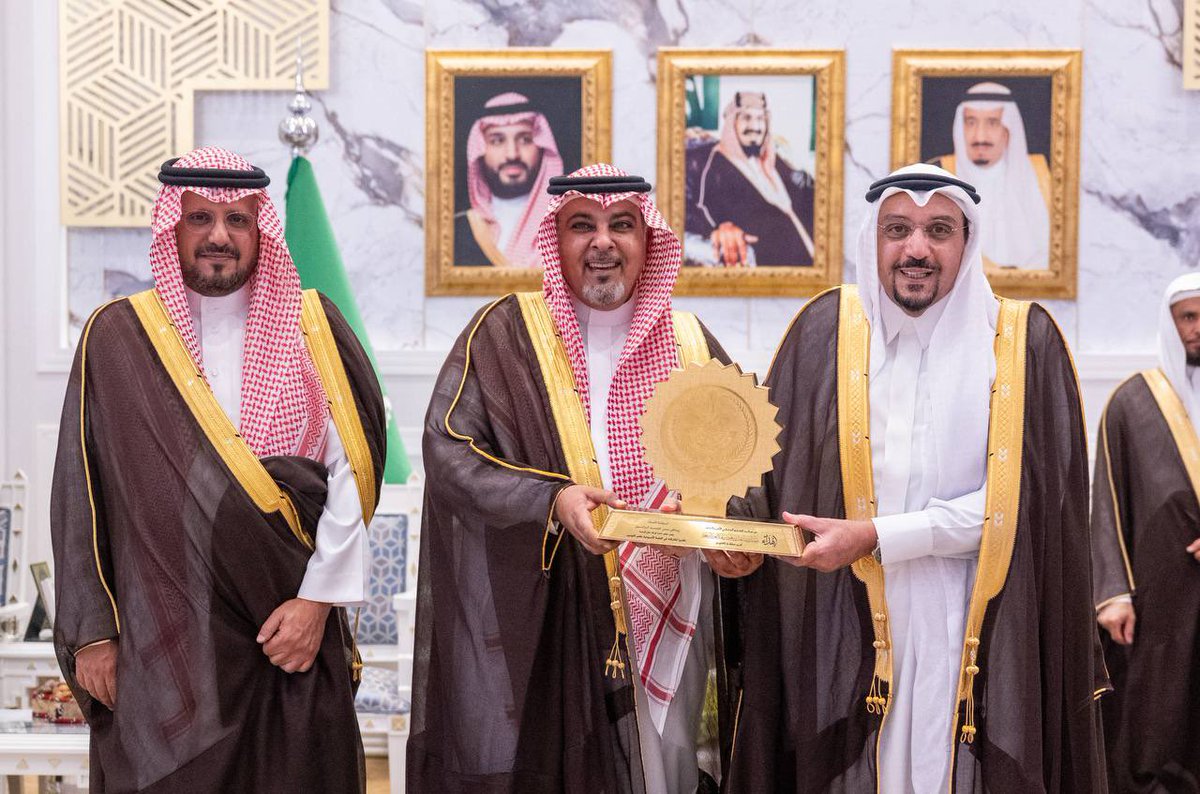 EmarahAlQassim's tweet image. سمو #أمير_منطقة_القصيم يكرّم رئيس مجلس إدارة شركة دفاع المتحدة الأستاذ رياض الزامل ، والشريك المؤسس الرئيس التنفيذي للتكنولوجيا بالشركة المهندس فهد الشمري ، تقديرا لجهودهما ودورهما في تحقيق مستهدفات الصناعات الوطنية بالمنطقة .