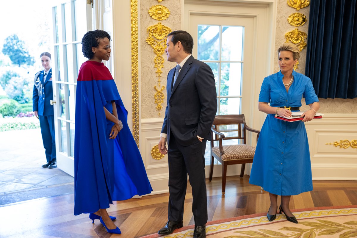 BeninDiploNA's tweet photo. 🇧🇯🇺🇸 #BeninInNorthAmerica | Retour en images
Présentation des Lettres de Créance de Mme @AgniolaA, Ambassadeur du Bénin aux USA, à S.E.M. @realDonaldTrump en présence de S.EM @SecRubio et de l'Ambassadeur @MonicaCrowley.
C’est la rentrée à Washington !
#Diplomatie4D #BeninUS https://t.co/5HsKIHIqRy