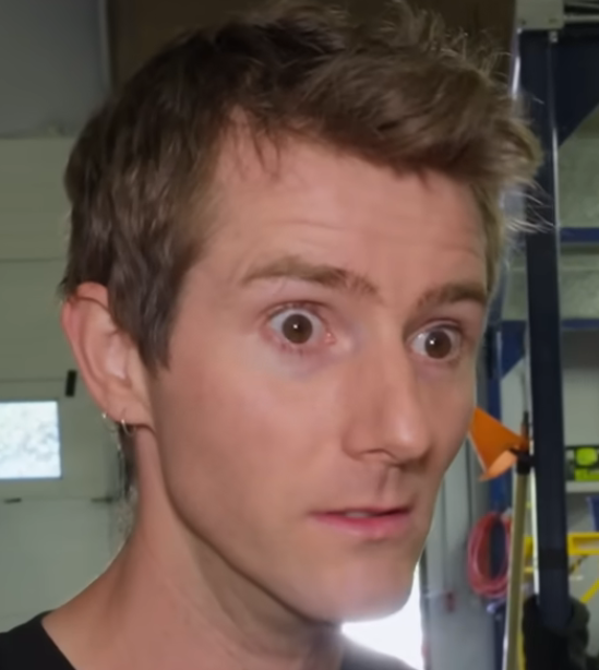 NegativeCorey's tweet photo. @LinusTech @linusgsebastian VIEWERS ARE DOWN https://t.co/FhRNO5gemI