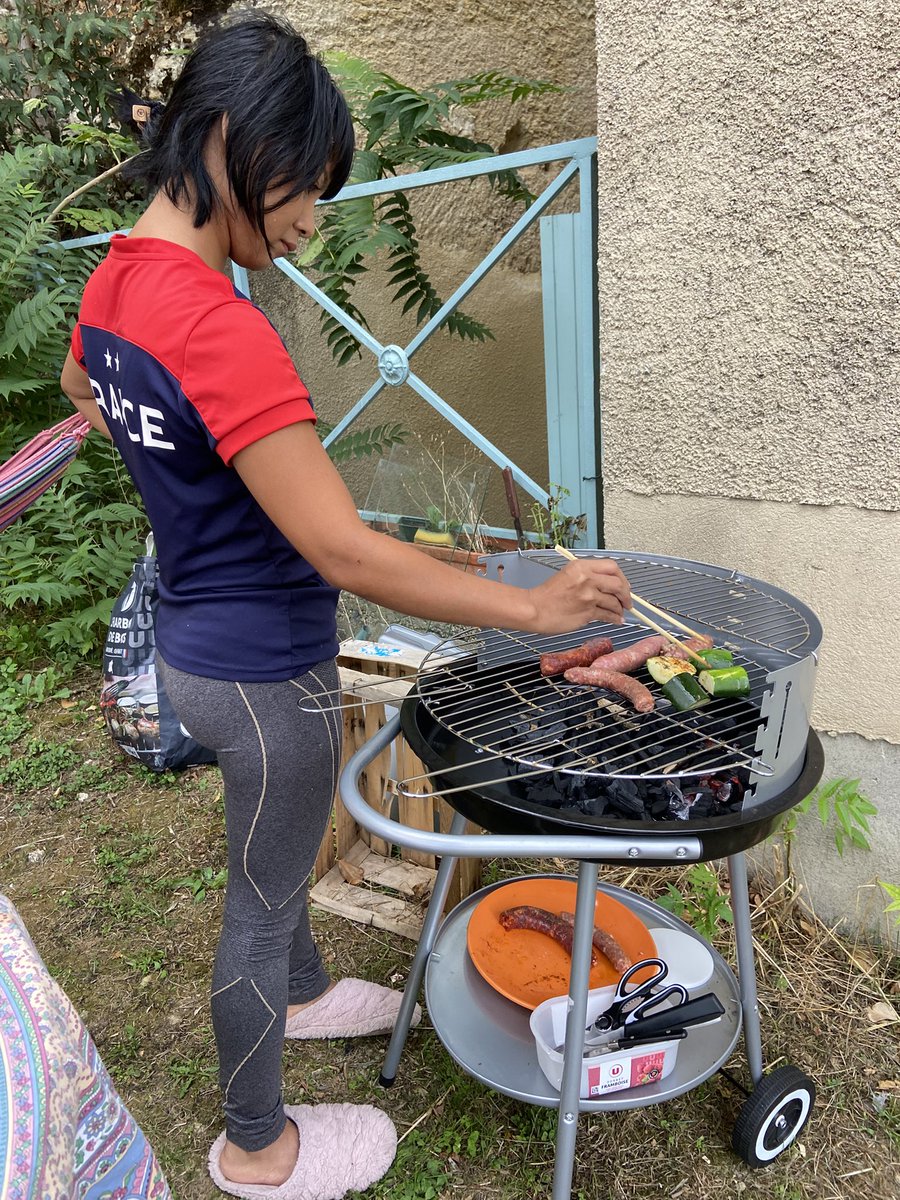 Adishatz ! (Gascon) Terme de salutation, utilisé pour dire au revoir, en principe à une personne que l'on vouvoie. Adishatz, qu'ei a partir ! #Pau #Auch #Mauvezin