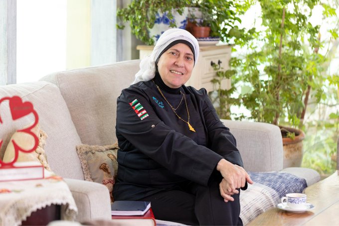 مطبخ أمي كان بدايتي الشيف سلام دقاق تكشف ل هي : الطهو ذاكرة وهوية تعكس حكاياتنا وأصالتنا 