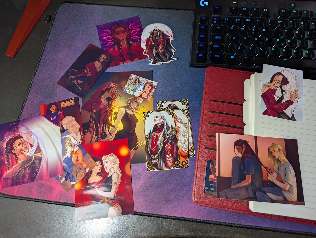 La crónica de la partida del "Viernes Rojo" de #ADOMA en el cuaderno de Ishani va a quedar preciosa 💜 Infinitas gracias a los y las artistas de la comunidad de #ADOM por vuestro cariño!!!