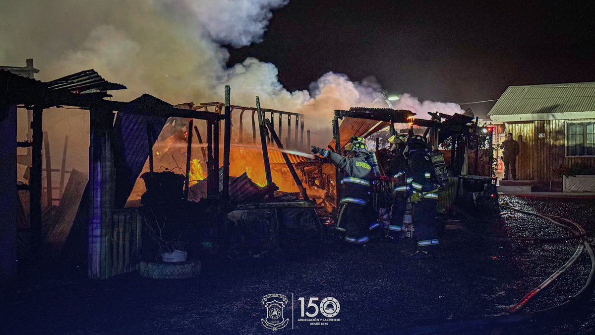 cbi_iqq's tweet photo. Bomberos de Iquique trabajó en alarma de incendio en Caleta Los Verdes. Al lugar se desplegaron 10 unidades de emergencia y un total de 70 Bomberos para combatir el fuego que afecto 1 restaurante y 6 cabañas. 

#BomberosIquique
#Iquique #emergenciacbi https://t.co/KNbrO60RYI