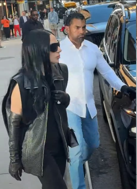ladygaganownet's tweet photo. Lady Gaga in New York city earlier today. https://t.co/psrLhTiA1X