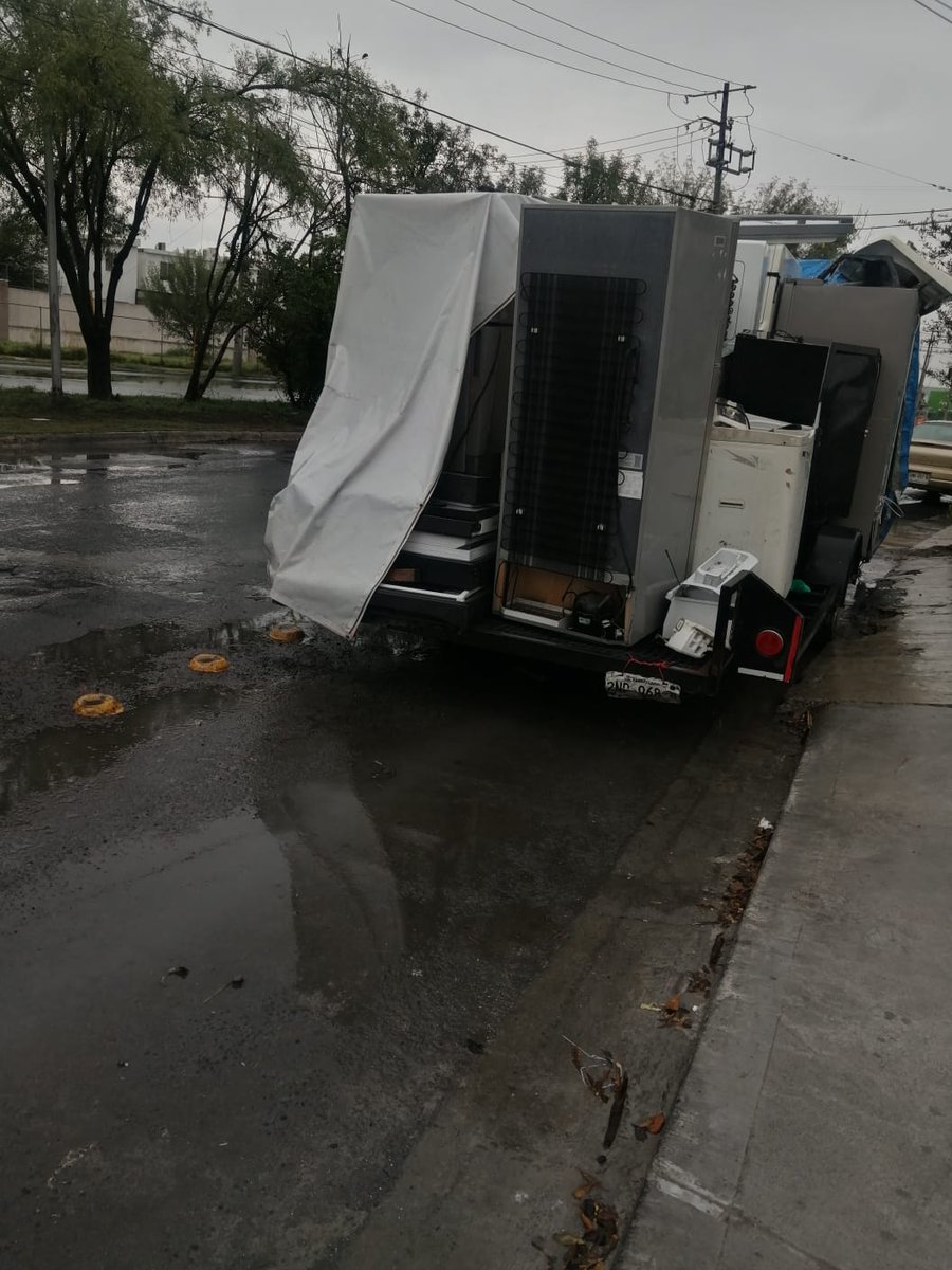 Vehículo tipo remolque lleno de chatarra, abandonado durante meses en la calle Honduras 225, cruce con Jamaica, colonia Nuevo Amanecer 2, Apodaca, Nuevo León, México. <a href="/StacLinea/">Atención Ciudadana</a> <a href="/ApodacaOficial/">Gobierno de Apodaca</a> <a href="/SSP_Apodaca/">Policía de Apodaca</a>