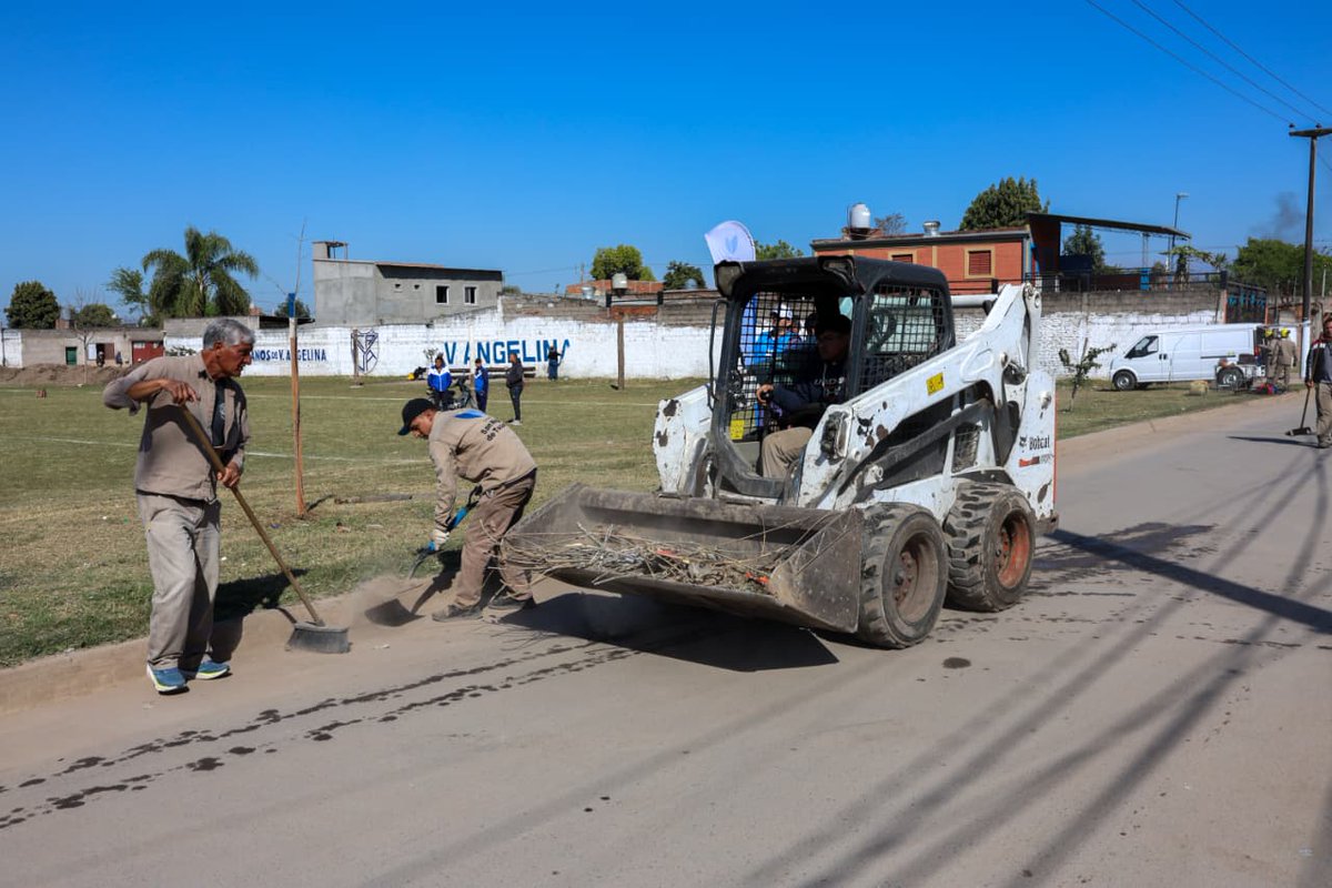 Más de 6000 vecinos se beneficiarán con un plan de obras que incluye pavimentación y mejoras de urbanización en la zona sur de la capital.

La intendente <a href="/RossanaChahla/">Rossana Chahla</a> supervisó el avance de obras en Villa Angelina, dialogó con los vecinos y se interiorizó sobre sus necesidades.