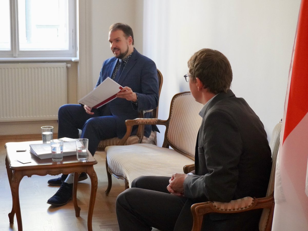OfficeBLRinCZE's tweet photo. Dnes, v Den běloruské vojenské slávy, jsme si připomněli vítězství spojeneckých vojsk s účastí #Bělorusko nad moskevskou přesilou v bitvě u (V)orši před 511 lety. V rámci doprovodné akce Konference k české východoevr. politice pořádané @AMO_cz jsme mluvili o tom, že nyní #Bělorusko znovu stojí před ruskou přesilou. Diskutovali jsme o hrozbách spojených s cvičením Západ-2025 a potvrdili podporu Ukrajině 🇺🇦, za jejíž nezávislost bojují i ⚪️🔴⚪️ dobrovolníci.