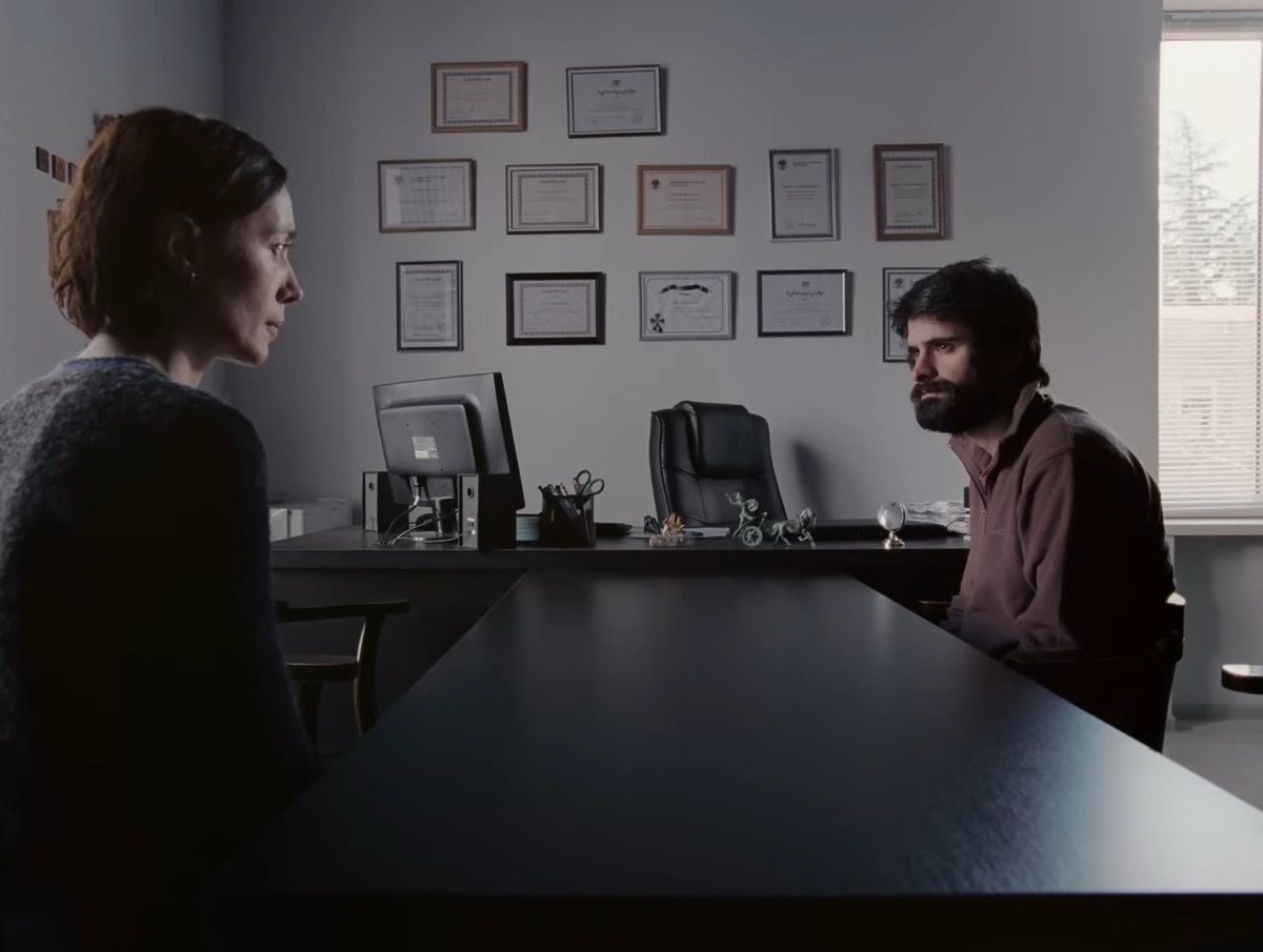Muy interesante la evolución estilística de Dea Kulumbegashvili en APRIL. El uso del punto de vista subjetivo es excelente y la elección/ejecución de ciertos movimientos de cámara y cortes de montaje super precisa. Una de esas películas en las que la medicina se acerca al terror.