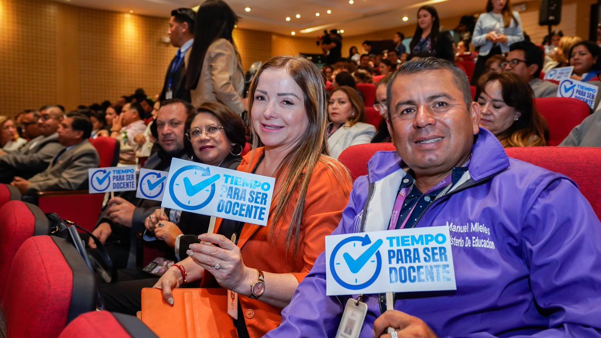 Educacion_Ec's tweet photo. [QUITO] Hoy escribimos un nuevo capítulo para continuar fortaleciendo la #ValorizaciónDocente, tras la presentación oficial de la Estrategia Tiempo para Ser Docente por parte de la ministra @AlegriaCrespo. Un compromiso cumplido del Gobierno Nacional que beneficiará a 130 mil maestros. 👩🏻‍🏫👨🏻‍🏫 

🙋🏽‍♀️🙋🏻‍♂️ Esta iniciativa busca que los educadores cuenten con menos trámites administrativos y puedan enfocarse más en la enseñanza. 🇪🇨 

🔎 Durante su intervención, la Ministra destacó que este resultado se alcanzó tras una investigación rigurosa y participativa con casi 10 mil docentes, grupos focales en las nueve coordinaciones zonales y el análisis de experiencias internacionales. 🌍

🗓️ La estrategia se implementará de forma progresiva hasta marzo de 2026, garantizando que las 40 horas laborales establecidas en la ley se respeten. 

#ElNuevoEcuadorImpulsa