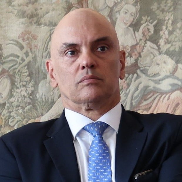🚨 Moraes manda prender mais 4 manifestantes do 8 de janeiro

São eles:
🔹 Jorgeleia Schmoeler – condenada a 14 anos de prisão;
🔹 Robson Victor de Souza – condenado a 14 anos de prisão;
🔹 Evando Ericson Vieira de Medeiros –  condenado a 2 anos e 5 meses de prisão;
🔹 Márcio