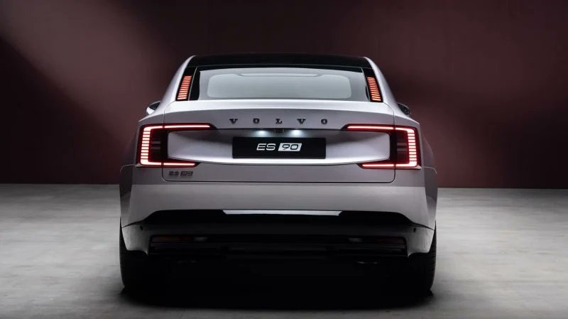 PleinPhare_'s tweet photo. 🔙Volvo débarque au Salon de Munich, après avoir longtemps boudé les salons, avec sa grande berline électrique ES90 : 5 m de long, techno embarquée soignée et autonomie XXL pour le marché haut de gamme. ⚡🇸🇪 #VolvoES90 #ElectricCar

📸Volvo https://t.co/HpYsak0EUw