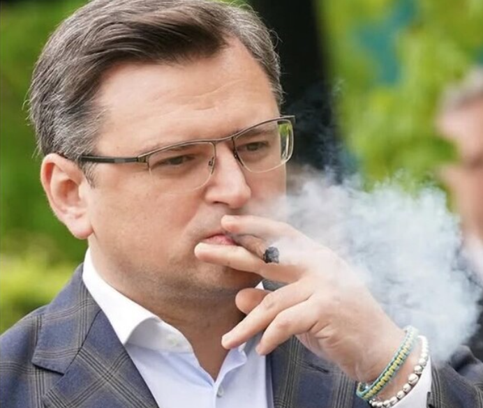 "Ну ви ж не думали, що я буду воювати йобаною лопатою, а ось щодо вас не впевнений. Аріведерчі, гої!"
(c) Дмитро Кулеба