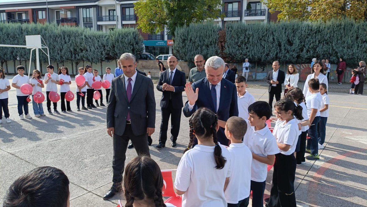 Sapanca Kaymakamımız Sayın <a href="/SAYazici_/">Şaban Arda Yazıcı</a> , Sapanca İlkokulu’nda düzenlenen 2025-2026 Eğitim Öğretim Yılı Açılış Programına katıldı. Kaymakamımız, öğrencilerimize, öğretmenlerimize ve velilerimize yeni eğitim öğretim yılının hayırlı olmasını temenni etti.