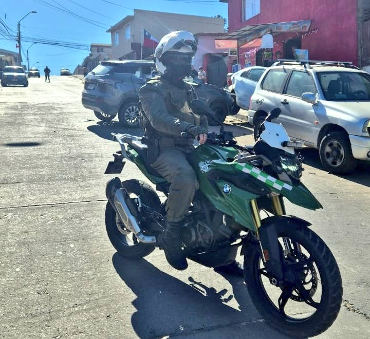 CarabCoquimbo's tweet photo. Con un vehículo recuperado y dos detenidos concluyó procedimiento de nuestros carabineros de la 2ª Comisaría #Coquimbo en la #ParteAlta de la comuna. Individuos de 16 y 23 años transitaban en el 🚘 robado e intentaron evadir control policial. Uno mantenía orden vigente. https://t.co/ZkHsUDiRKv