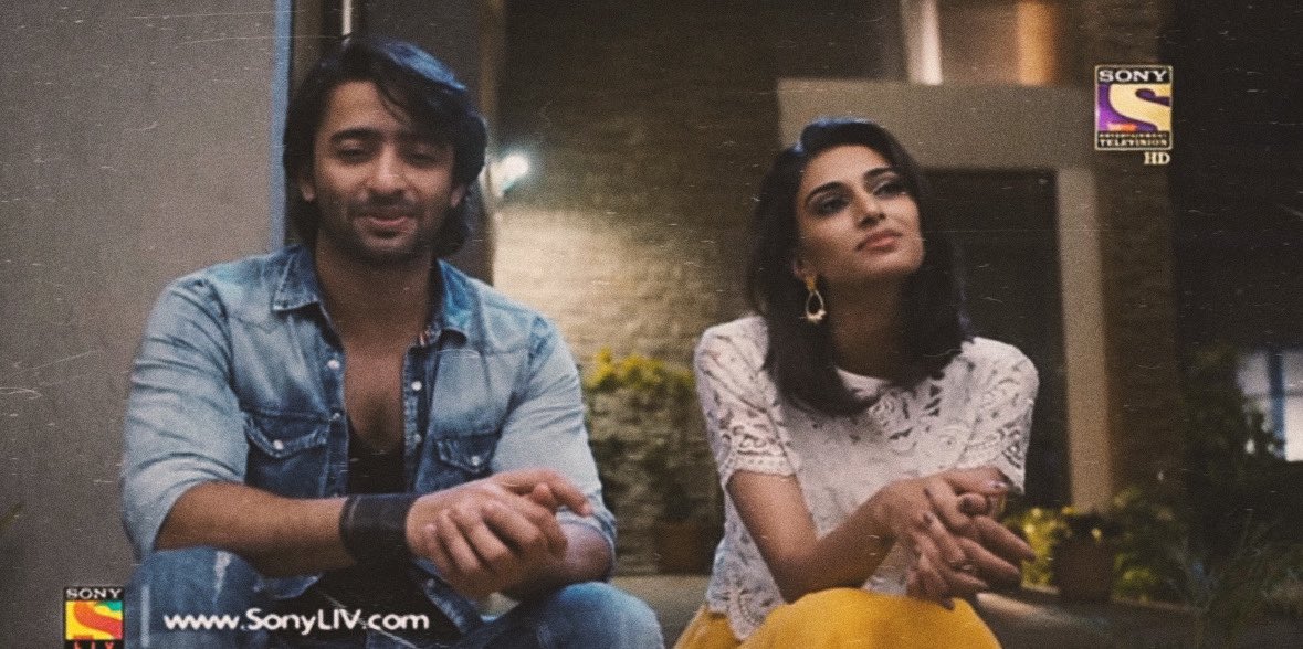 — “HUM TUM KITNE PAAS HAI KITNE     DOOR HAI CHAAND SITAARE” 🌙✨—