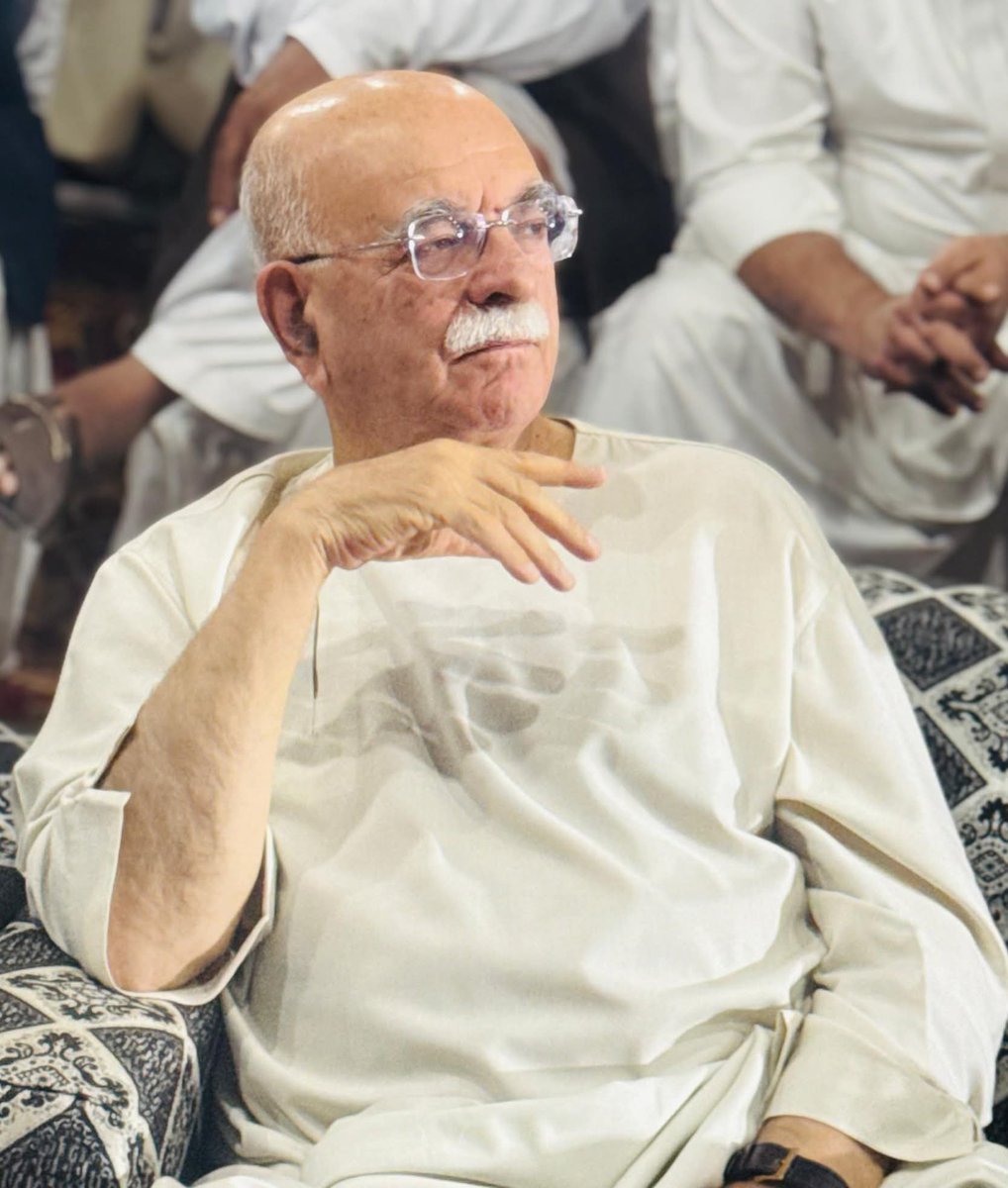 PkmapKhalid's tweet photo. A man standing against the entire corrupt empire.
#Mashar @MKAchakzaiPKMAP
#MKAchakzaiOurLeader https://t.co/ycYKmqH5D0