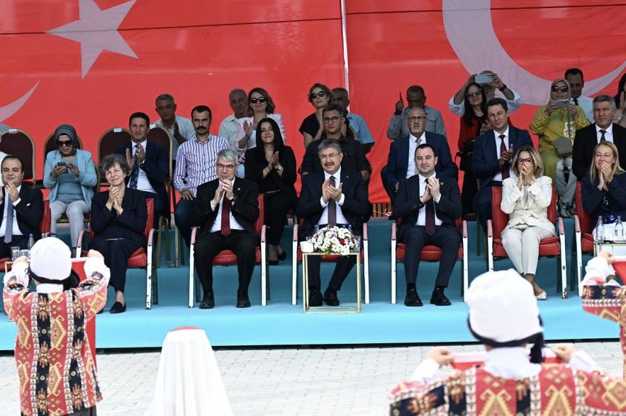 okibrisligil's tweet photo. Türkiye Yüzyılı'nın sancaktarları olan tüm çocuklarımızın başarılarla dolu bir yıl geçirmesi dileğiyle, yeni eğitim öğretim yılının tüm öğrenciler, öğretmenler, veliler, idareciler ve maarif teşkilatlarının her bir mensubu için hayırlı, uğurlu olmasını diliyorum 🇹🇷 https://t.co/95Vc6RWUvu