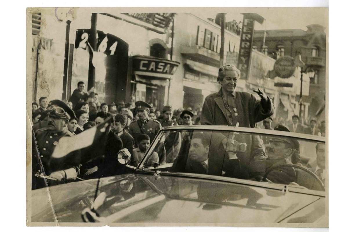 Foto de la última visita de Gabriela Mistral a Chile, un día como hoy, 8 de septiembre de 1954. Valparaíso, Chile: fotografía en sepia, papel fotográfico brillante. Archivo del Escritor / Colección Gabriela Mistral. 
Biblioteca Nacional Digital.