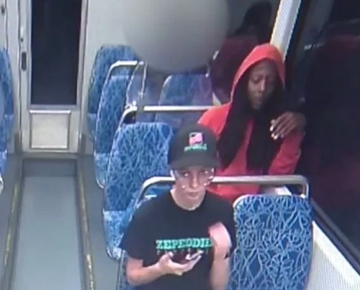 Un dettaglio mi colpisce: 
Se ingrandite, Iryna indossa la sua uniforme da lavoro: una maglietta e un cappello di una pizzeria.
Alla fine del turno di un venerdì sera come tanti, si è seduta, stanca, su un treno e si è rilassata scorrendo il telefono come farebbe chiunque di noi.