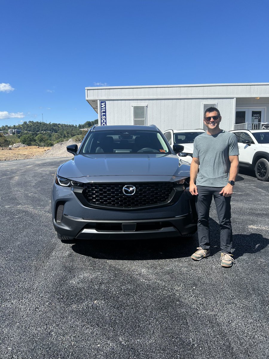 MazdaDealerWV's tweet photo. ✨️ First keys. First smile. First CX-50 Hybrid out the door! 🥳
Congratulations Daniel, thank you for being our first customer and welcome to the Bridgeport Mazda family 💙 
Big shoutout to Anna for making it happen 🙌 
#BridgeportMazda #CX50 #TeamAnna https://t.co/prpzAXogXO
