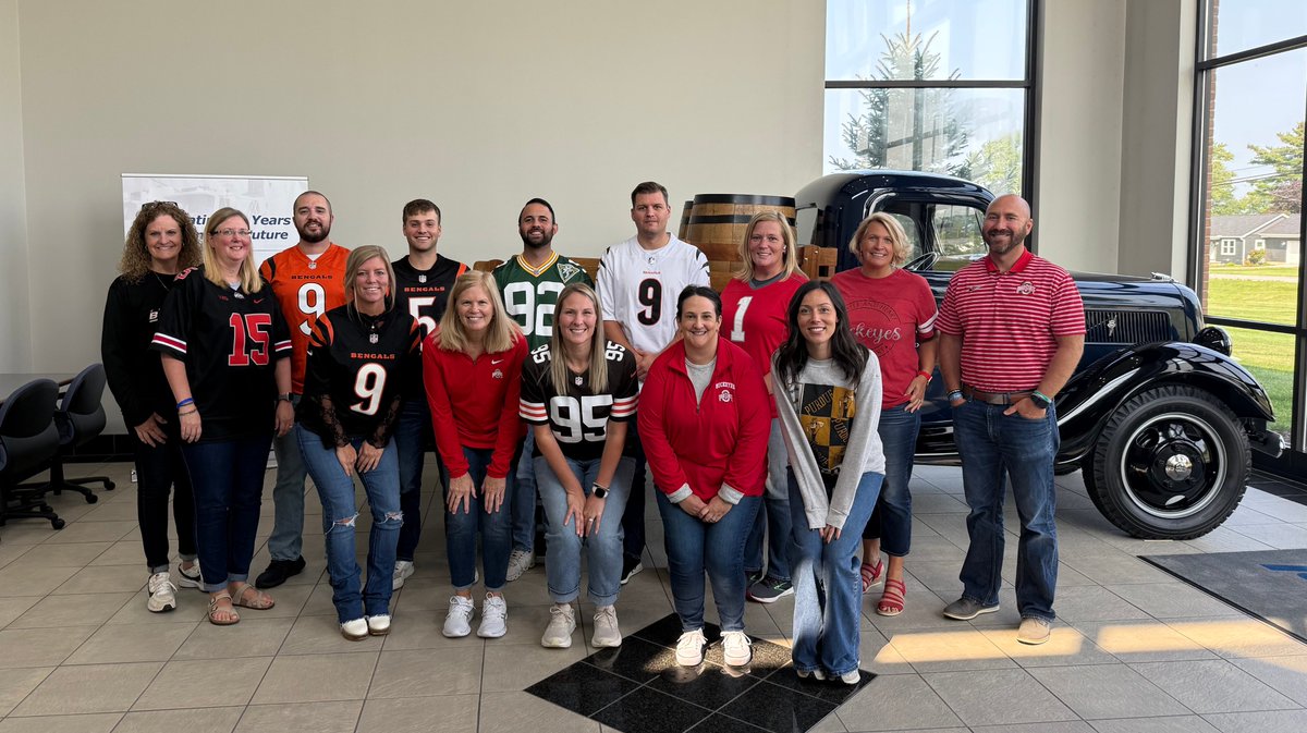 CEIOHIO's tweet image. Football season is here!🏈Last Friday, Continental's corporate terminal got in the spirit and sported gear from our favorite collegiate and professional teams.

Who is your team? ⬇️