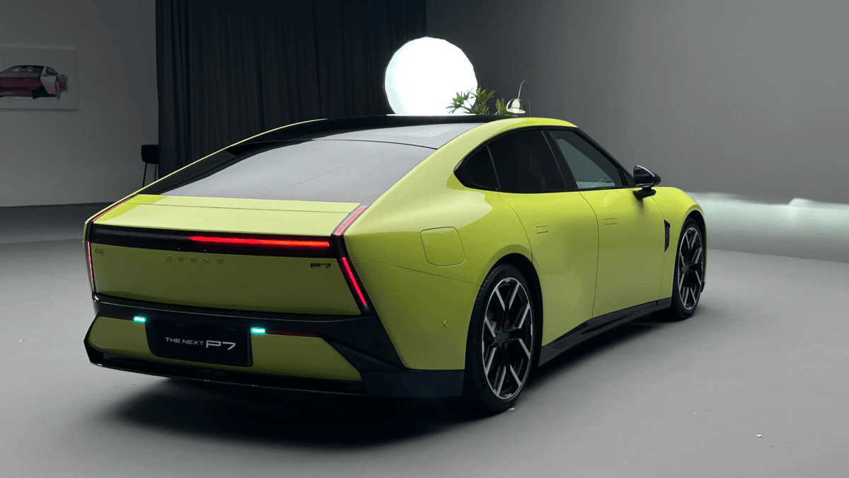 PleinPhare_'s tweet photo. 😮 Surprise à #IAA25 Munich : XPeng débarque avec sa P7 ⚡ Grande berline fastback (+5 m), jusqu’à 600 ch et 820 km d’autonomie (CLTC). Déjà rivale de la Tesla Model S… mais affichée au prix d’une Model 3 en Chine 🇨🇳🔥 #XPengP7 #EV

📸Xpeng https://t.co/nXpq4BmWnf