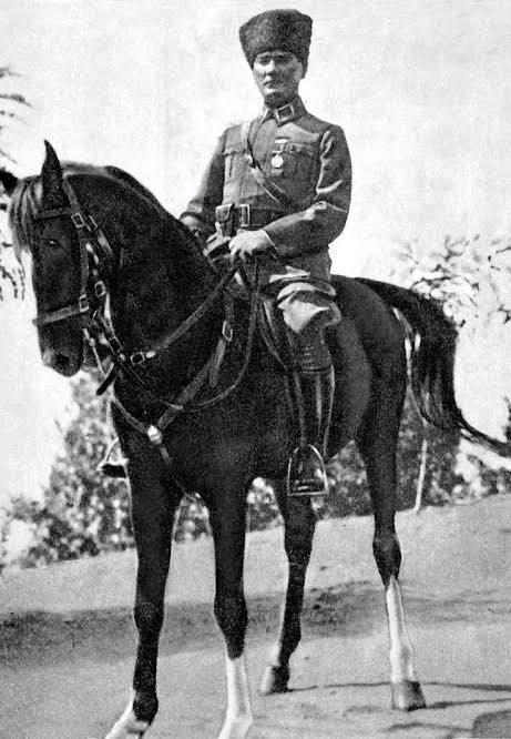 “Bütün cihan işitsin ki efendiler, artık İzmir hiçbir kirli ayağın üzerine basamayacağı kutsal bir topraktır!” (Mustafa Kemal Atatürk) 9 Eylül İzmir’in kurtuluşu kutlu olsun!

Muzaffer orduların komutanına bin selam olsun...
#9Eylül #9Eylül1922
#izmir