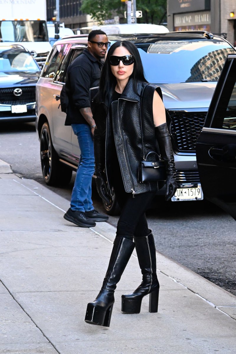 FACE CARD! Fotos profissionais de Lady Gaga hoje (8), em Nova York.