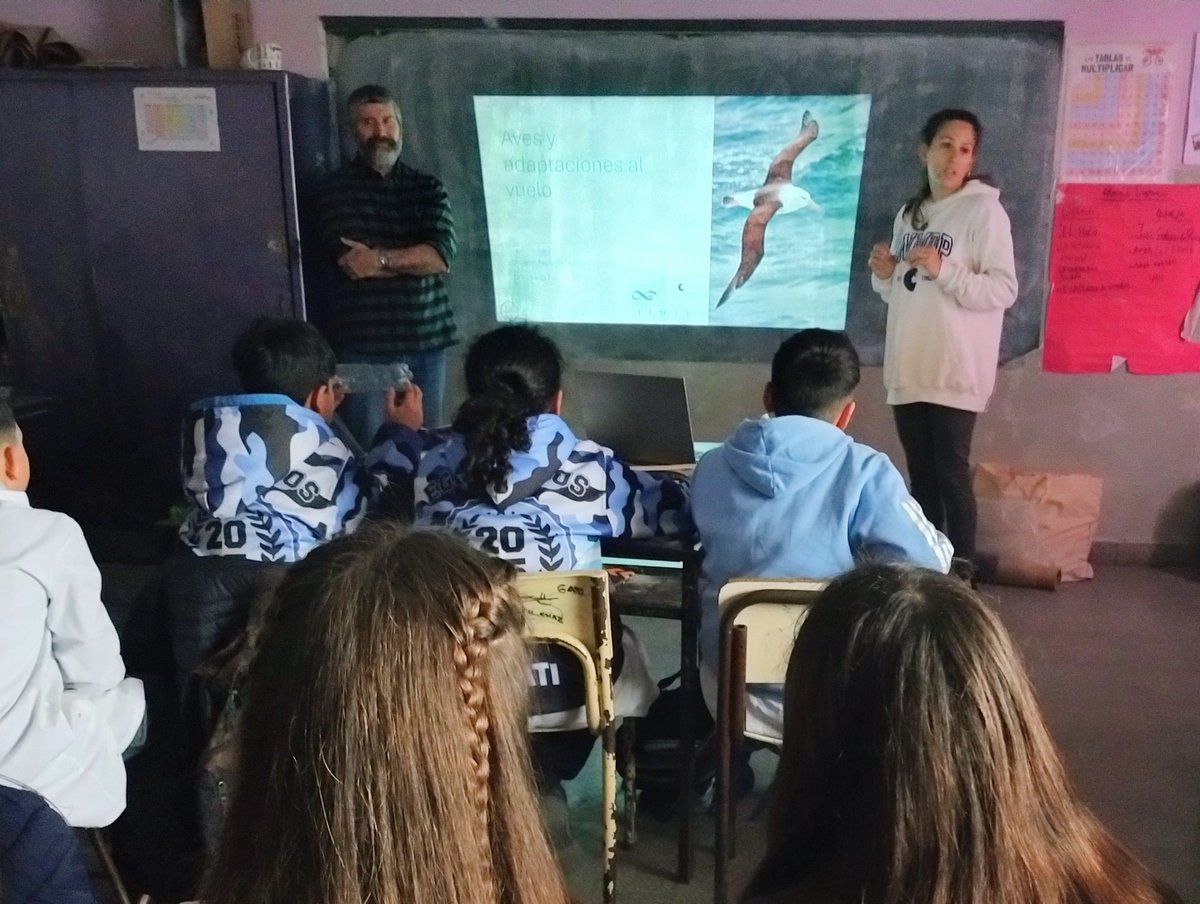 El Dr. Seco Pon y la Dra. Paz brindaron una charla sobre adaptaciones de las aves al vuelo para alumnos de 5to y 6to año de la EP NRO 33. Lxs alumnxs presentaron esta temática en una feria de ciencias.
Docente Yanina Felix.
 <a href="/JesipazAndrea/">Jesica Paz</a> <a href="/AvesArgentinas/">Aves Argentinas</a> <a href="/CienciaAves/">Departamento Científico · Aves Argentinas</a> 
2/4