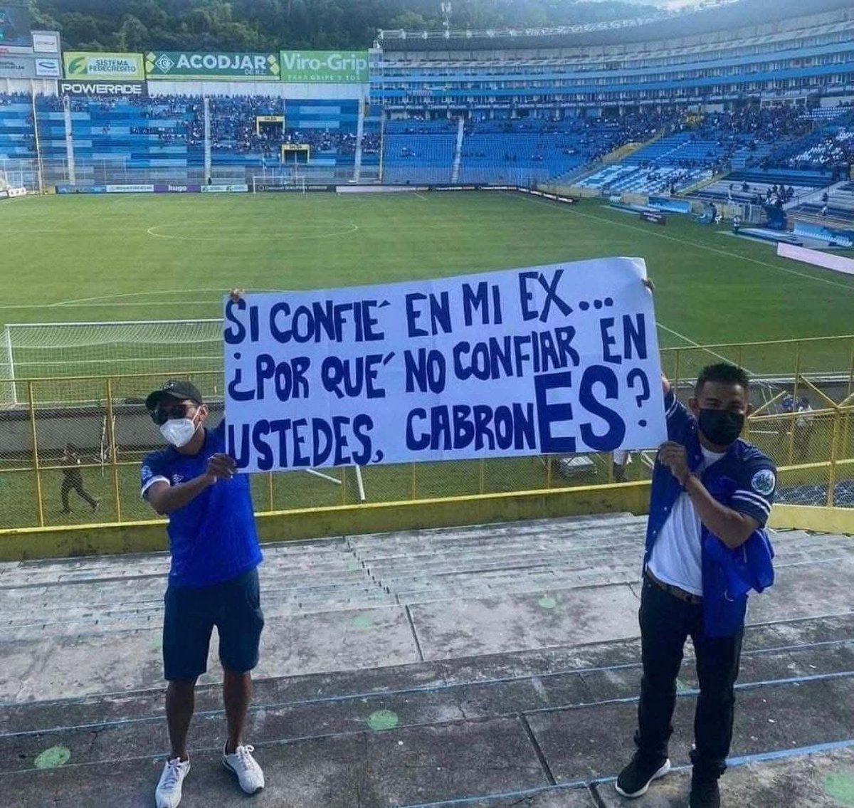 🏟️🇸🇻😅 “SÍ CONFIÉ EN MI EX… ¿POR QUÉ NO CONFIAR EN USTEDES?”: AFICIONADOS DE LA SELECTA

Un par de aficionados que se han hecho presente al Estadio Cuscatlán para apoyar a <a href="/LaSelecta_SLV/">La Selecta</a> no lo han hecho con las manos vacías, ya que han asistido junto a una pancarta singular y