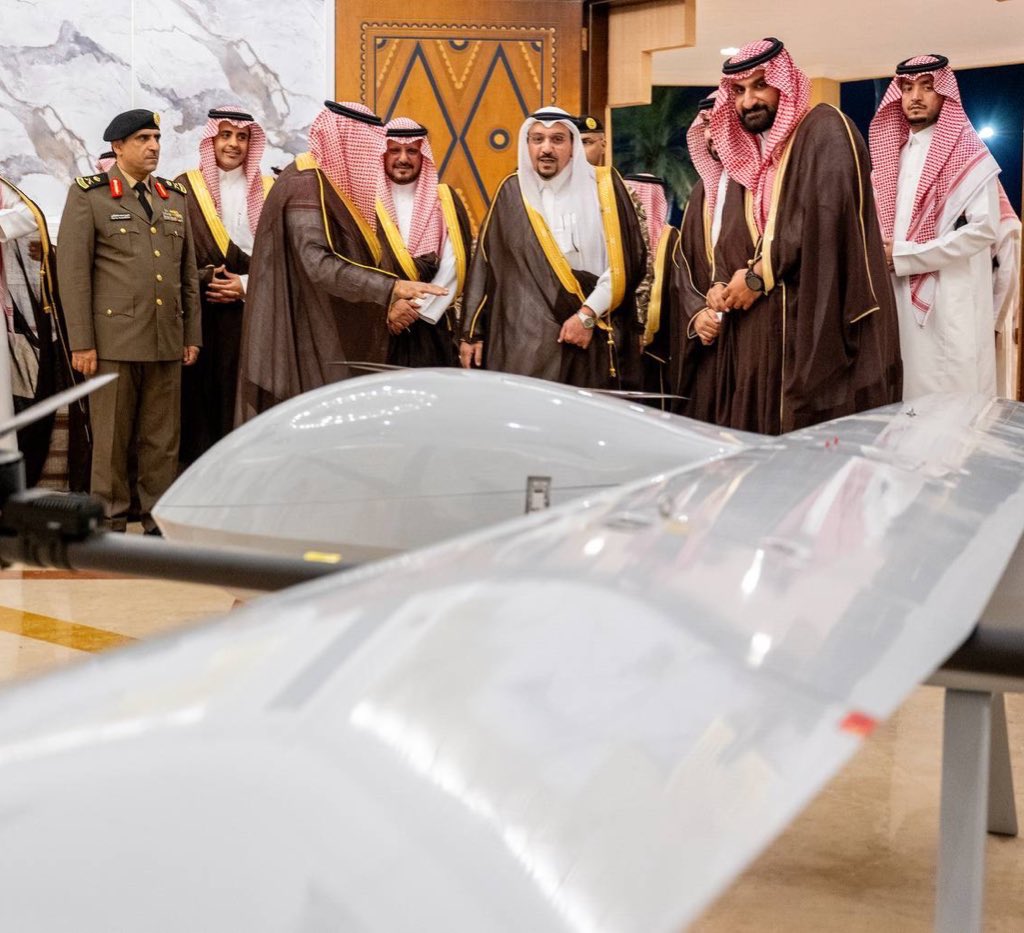 EmarahAlQassim's tweet image. خلال اطلاع سموه على ما حققته طائرة " العارض" من اشادة خلال قيامها بأدوارها ..

سمو #أمير_منطقة_القصيم : فخور بنجاح طائرة "العارض"، إحدى الصناعات الوطنية لشركة دفاع المتحدة، وتنفيذ مهامها وفق أعلى المعايير، وهذا يعكس قدرة أبناء الوطن على الابتكار وصناعة منتجات وطنية متقدمة في مجال…