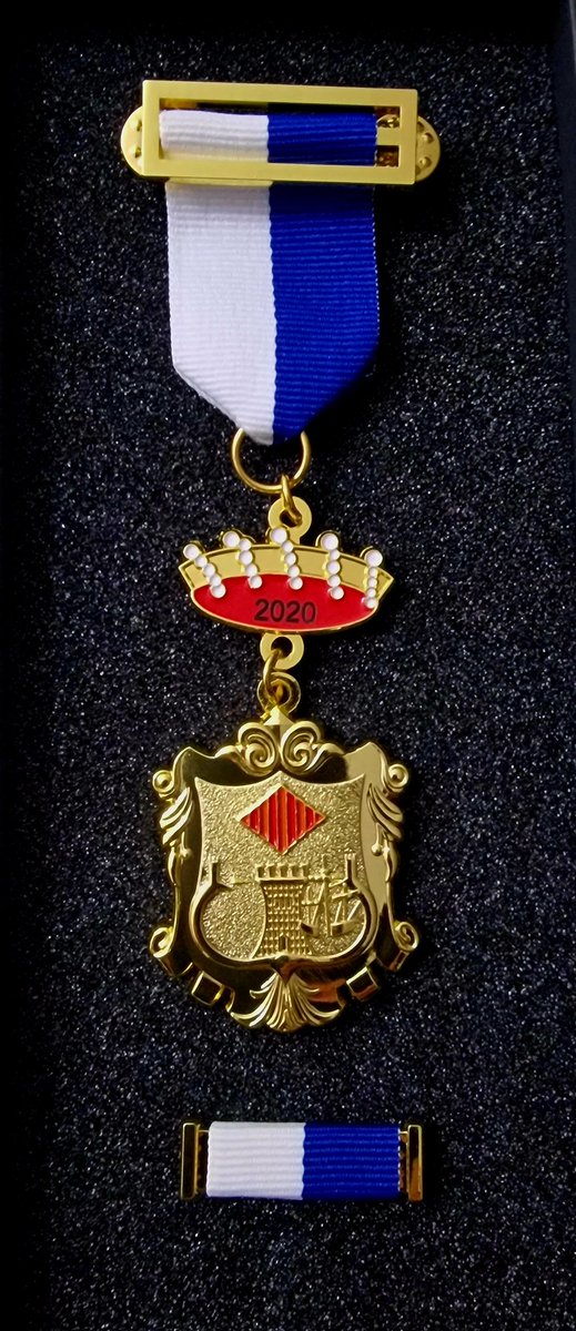 Hoy recibí la condecoración  del Ayuntamiento de Benidorm por nuestro trabajo en la Policía Local de Benidorm, durante aquellos días tan terribles que sufrimos todos con el COVID. 
Muchas gracias y fue un placer estar en Benidorm y poder dedicar aquellos días a la ciudadania.