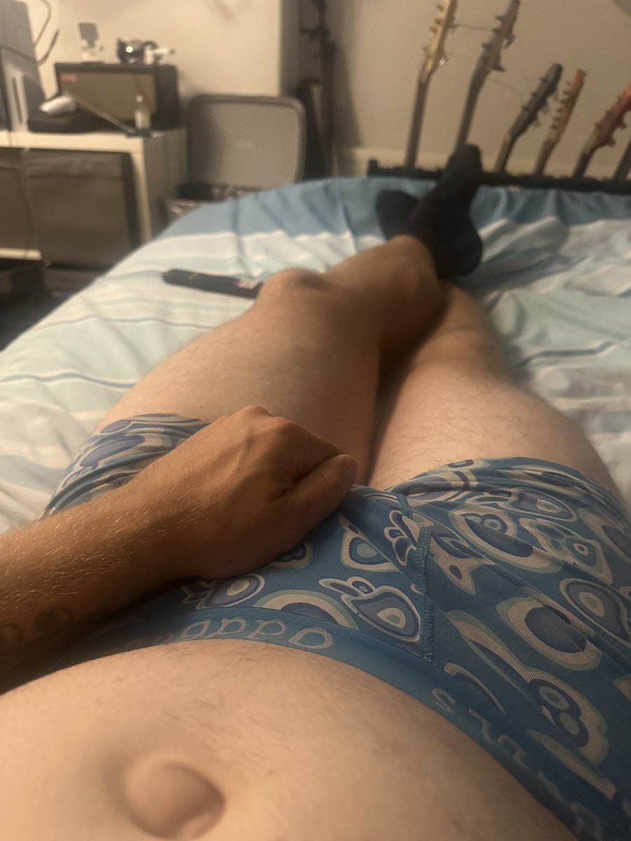 PeefulD's tweet photo. It was an unplanned hold tonight! On the phone to a friend and I kept filling and filling. Eventually got off and to the toilet at 9.5/10. Was really nice to be so desperate unintentionally for a change, it’s such a different type of pressure! https://t.co/CoGhiQbWpp