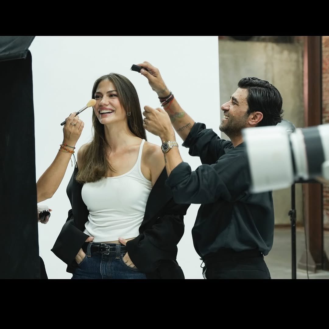 demetozdechile's tweet photo. Resumen capítulo 14 #EşrefRüya 
ESTRENO miércoles 17 sep. 20:00hrs
> April, camino a la fama, describe el amor en una entrevista como “nuestra razón de ser, la materia prima de la humanidad, la razón de la creación de nuestras vidas, incluso del universo”.
#DemetÖzdemir https://t.co/wCXw6lYTdl