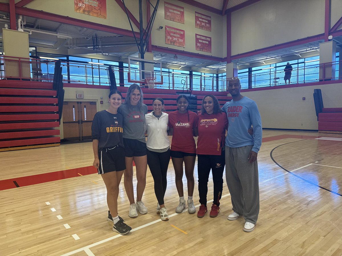 Shoutout to all who attended our Women’s Basketball showcase in Greensburg, PA this weekend. Special congrats to the Defensive Player of the Camp <a href="/mcconnell_lyla/">Lyla McConnell</a>, the Offensive Player of the Camp <a href="/giulsgiannikas/">Giuliana Giannikas</a>, and 1v1 Queen of the Court Winner <a href="/TamiaWest15/">Tamia West</a>!