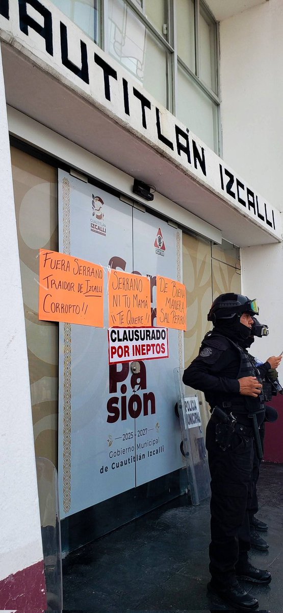 PuntoMedioEdo's tweet photo. 😡👊🏻🧔🏻 Permanece #protesta-#plantón en la explanada de Cuautitlán #Izcalli, en contra del presidente Daniel Serrano Palacios.

Hasta el momento, ninguna autoridad se ha presentado a atender a los vecinos #inconformes.

🤳🏻 Más información ⬇️
https://t.co/Eug4VMtcId https://t.co/qi3PRQ8E1E