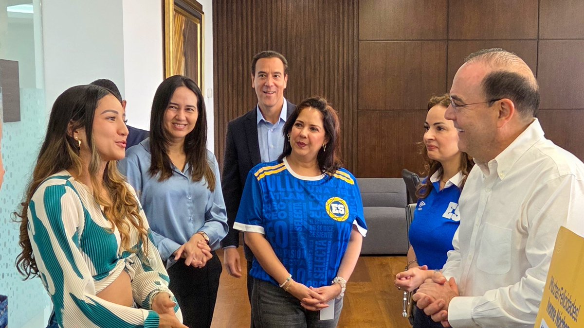 BancoCUSCATLAN_'s tweet photo. 🏅✨ Hoy recibimos a nuestra campeona mundial de patinaje, Ivonne Nochez, hija de un colaborador CUSCATLAN. Su esfuerzo y logros nos llenan de #OrgulloCUSCATLAN 💛
¡Felicidades, Ivonne, por todas tus medallas y por los triunfos que vienen! 👏💫 https://t.co/yZYqWBxUHW
