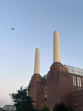 The weather is nice, I went to Battersea Park with my friends. It's fun to enjoy the sun and ride a bike🚲