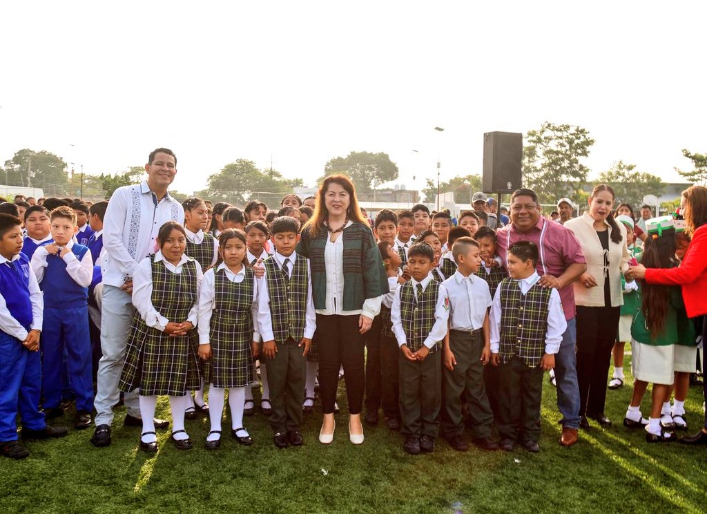 La gobernadora, Margarita González Saravia, indicó que la prioridad es salvaguardar la integridad de las familias durante los eventos públicos, X lo que se trabaja en conjunto con autoridades federales.
El 19 D Sep. @Morelos participará en el 2do Simulacro Nacional D Sismo 2025