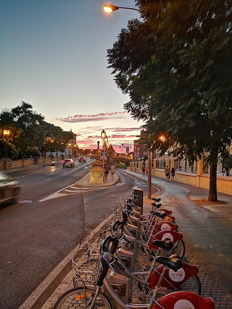 Que atardecer tan bonito junto al Puente de San Bernardo con la estación de <a href="/SeviciOficial/">Sevici Oficial</a> en primer plano. En #barriocontadores nos encantaría tener este precioso Puente, pero como eso no es posible, nos conformamos con una estación de sevici para no tener que ir mínimo a 500 mt
