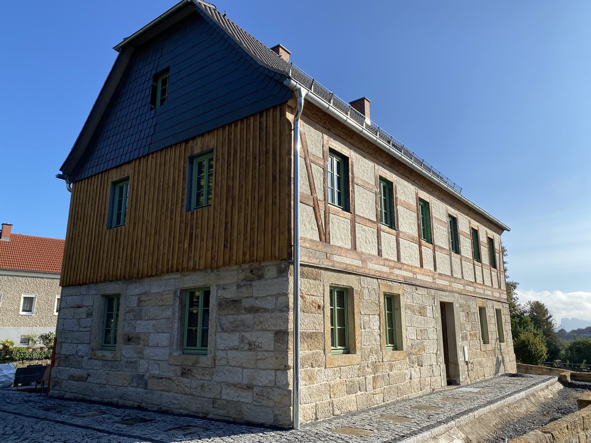 Hochtouren's tweet photo. Papstdorf in der Sächsischen Schweiz: das lange verfallende Fachwerkhaus in der Ortsmitte wird gerade wachgeküsst, welche Freude! (Foto 4 Google Streetview vor 3 Jahren) https://t.co/Zxb9iCmSaG