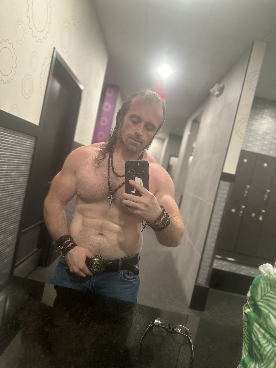 Today’s one of those days. . . Lot of silly energy floating around. 

So I slammed two cups of <a href="/dunkindonuts/">Dunkin'</a> 
Then smashed a heavy chest workout. 

#workout #gymtime #lift #blessed