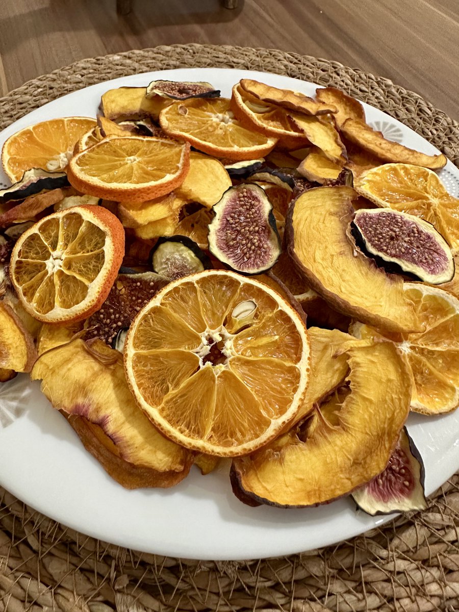 Bu eller yalnızca tweet atmıyor kışlık da yapıyorrr ♥️ 
Meyvelerimi kuruttum ama kış çayı saatini bekleyemeyebilirim djfjfj