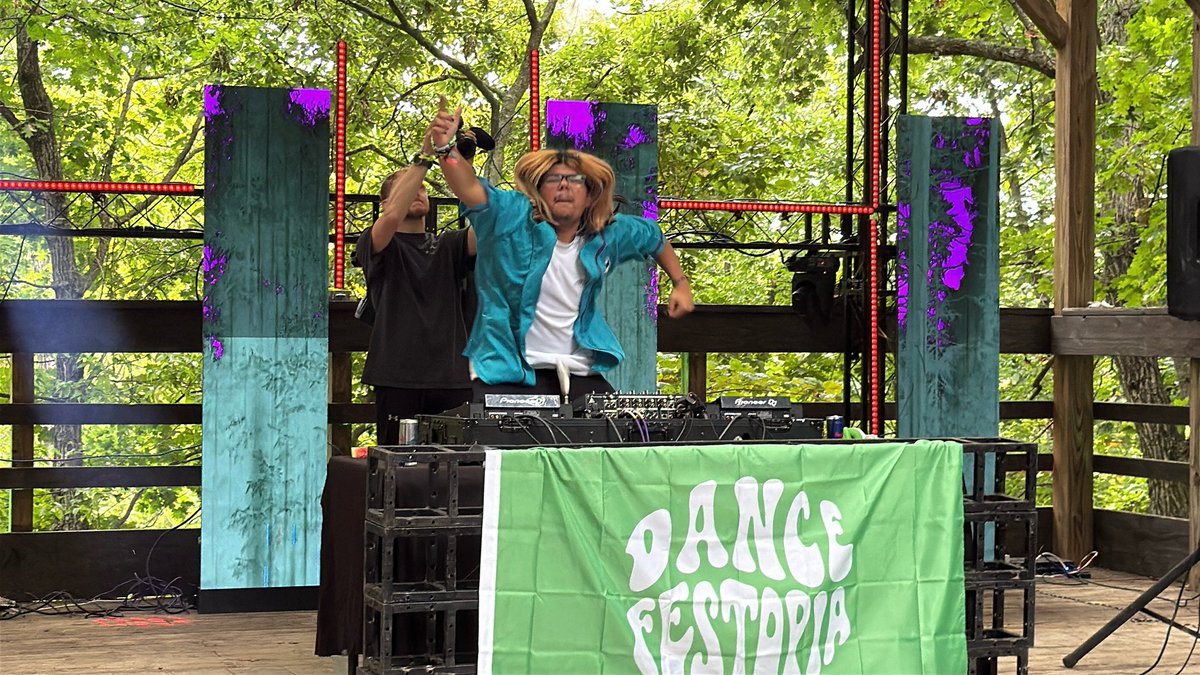 It’s a bird, it’s a plane, it’s a wizard ☝️🤓
•
#dancefestopia #dft #yellowbrickroad #dubstep #newmusic #electronicmusic #plur #unity