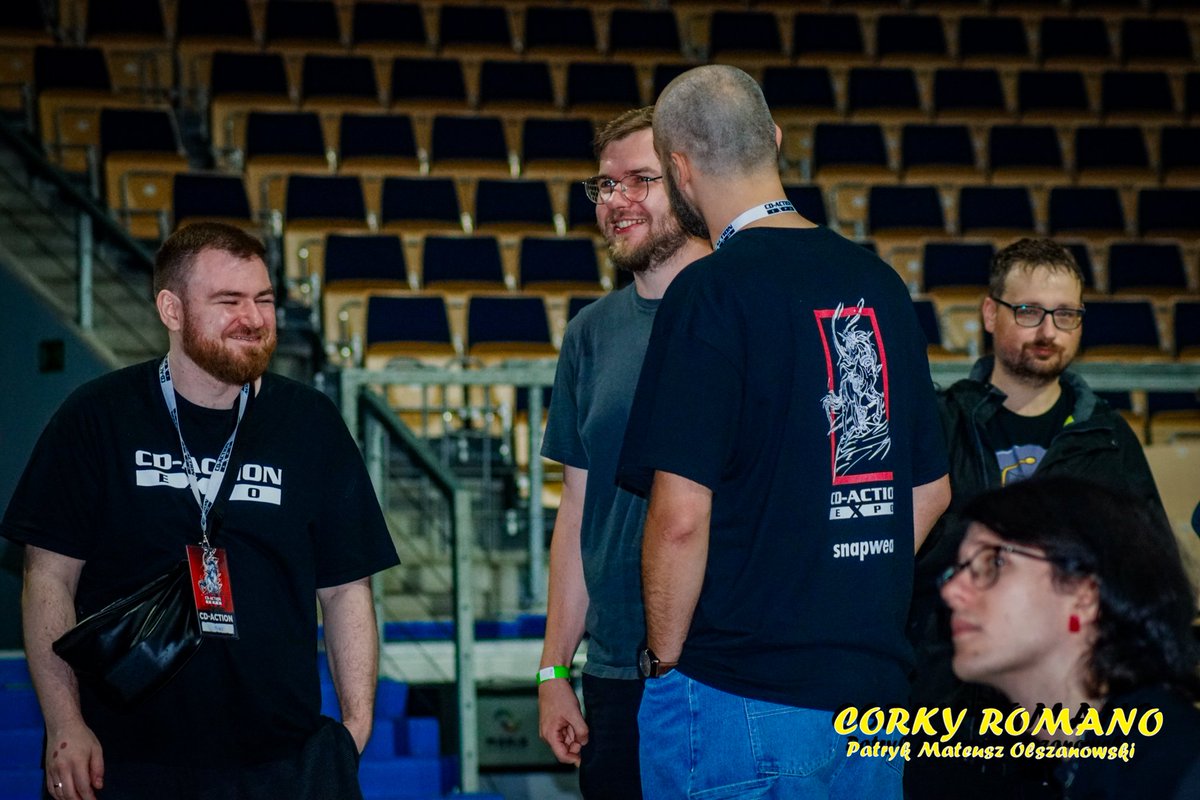 Corky_Romano21's tweet photo. Kilka pierwszych fotek z @cdaction EXPO i ich sceny. Tym bardziej żałuję, że nie było mnie tam, gdy swój panel miała @wezzegraj 🥲
Jedyny słuszny wybór moderatora - @MateuszWitcza14.
A na śmieszkowaniu przyłapani @spikain, @m__pisarski i @LukeMora90.
#CDaction #CDactionEXPO https://t.co/A5OFFIyNk9