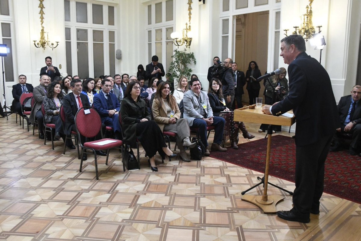 Corte Suprema asiste a lanzamiento de Guía de lenguaje claro para el ámbito legislativo pjud.cl/prensa-y-comun…