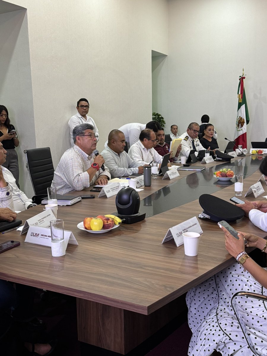 Javier_CasiqueZ's tweet photo. Hoy en el @CongresoOaxaca dimos un primer paso para la reforma a la Ley de Pensiones para nuestras y nuestros policías.

A quienes arriesgan su vida cada día por protegernos, les digo: NO están solos. He caminado sus calles, conozco sus sacrificios y los de sus familias.

Téngalo por seguro, seguiré luchando hasta que cada policía  tenga la dignidad y seguridad que se merece.
