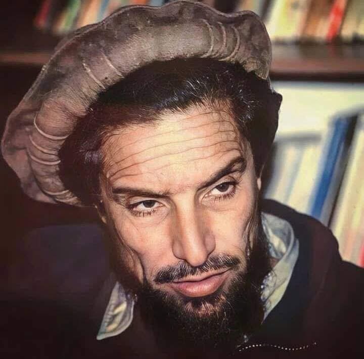 18 هژدهم سنبله ماتم ملی

هفته شهید و 24 بیست و‌چهارمین سالگرد شهادت مجاهد نستوه و سردار آزاده گان کشور شهید #احمدشاه_مسعود_رح_قهرمان_ملی_کشور گرامی باد

یکی از سخنان گهربار #قهرمان_ملی_ما

⁧#باشيم_نباشيم_مقاومت_ادامه_دارد⁩
🤍🖤💚